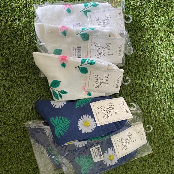 Women’s 2 Pair Sock Bundle OS 1 each w/ pink pansies and Navy with White Daisies - Picture 5 of 5